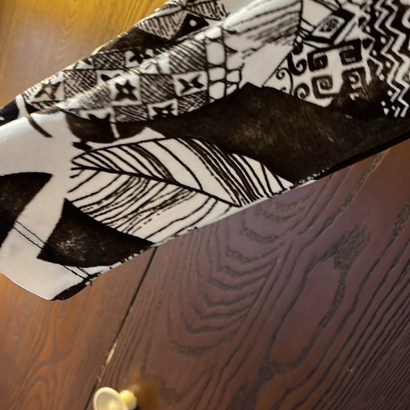 Chico’s traveler cream top with black leaf pattern. Size Chico 1 - Picture 3 of 7